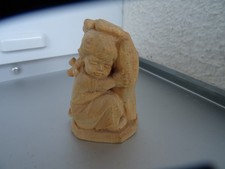 Holzschnitzerei, Kind in Hand