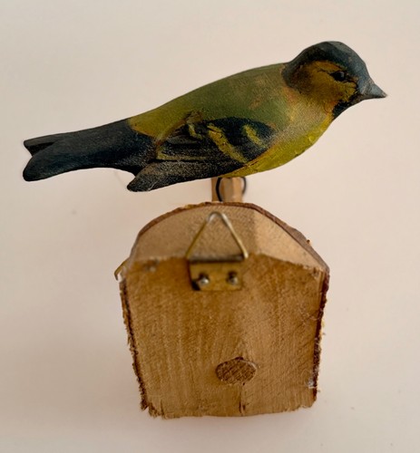 Vogel handgeschnitzt aus holz - aus,