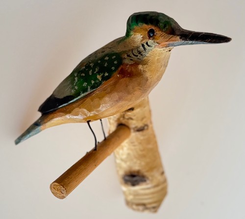 Vogel handgeschnitzt aus holz - aus,