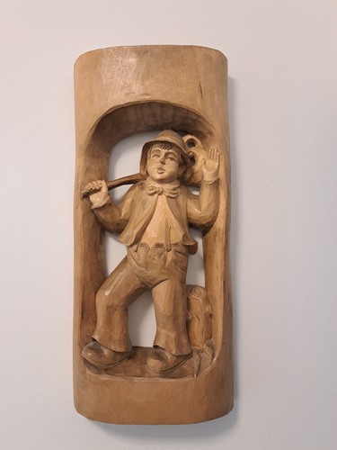 Vintage holzrelief junge - junge, mit