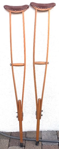 Vintage krücken aus holz - krücken, /