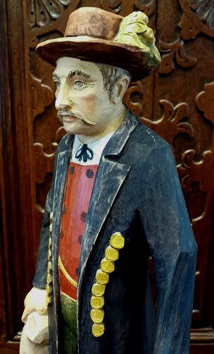 Holzfigur mann mit hut - holzfigur, und