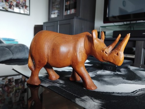 Nashorn aus holz geschnitzt - aus,