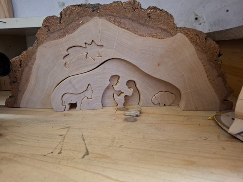 Holzkrippe aus baumscheiben - holzkrippe,